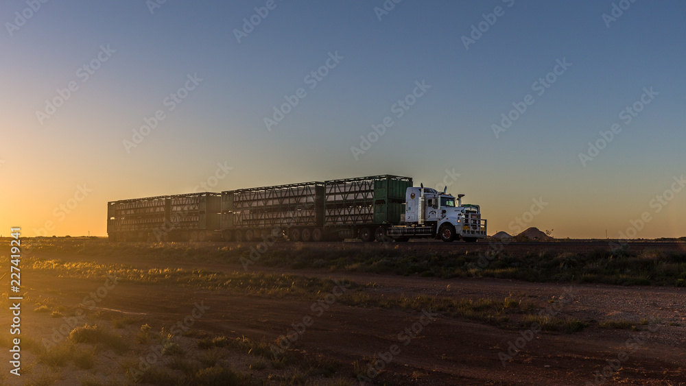 Fototapeta premium Road train au coucher du soleil