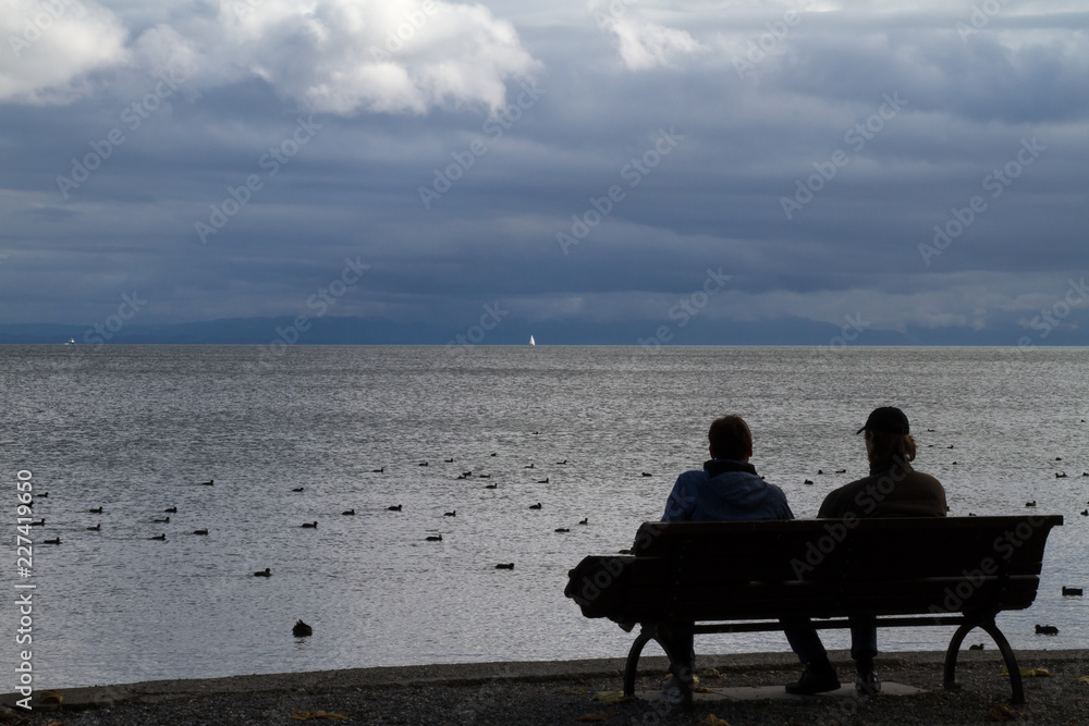 Zwei Männer auf einer Sitzbank am Bodensee Zwei Männer auf einer Sitzbank am Bodensee