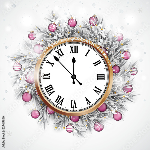 Eingeschneiter Adventskranz mit klassischen Uhr mit römischen Ziffern