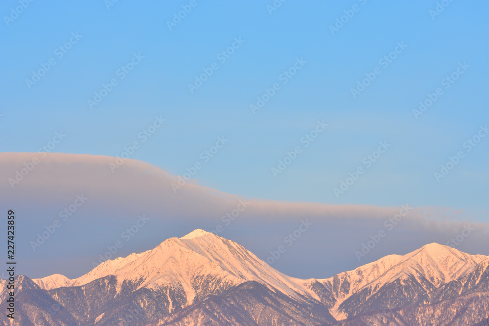 Naklejka premium 朝焼けの常念岳と横通岳