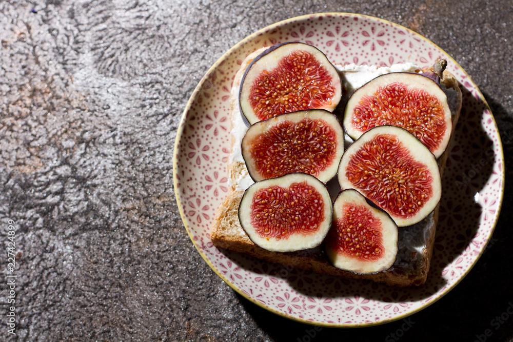 toast mit feige toast mit feige