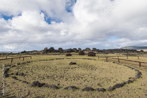 Moai a terra nel sito Vaihu sull'isola di pasqua photo