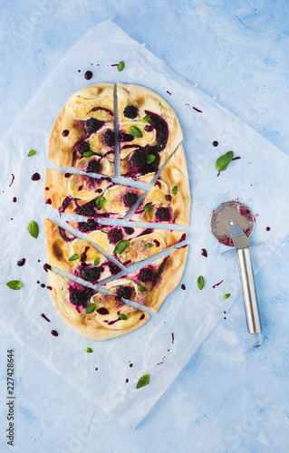 Brombeer Camembert Flammkuchen in Stücke geschnitten und appetitlich angerichtet von oben bei Tageslicht fotografiert ohne Menschen minimalistisch