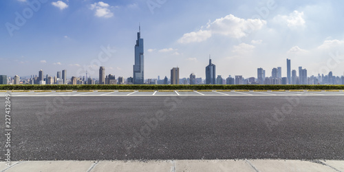 Panoramiczna linia horyzontu i nowoczesne biurowce z pustą drogą, pustą betonową posadzką