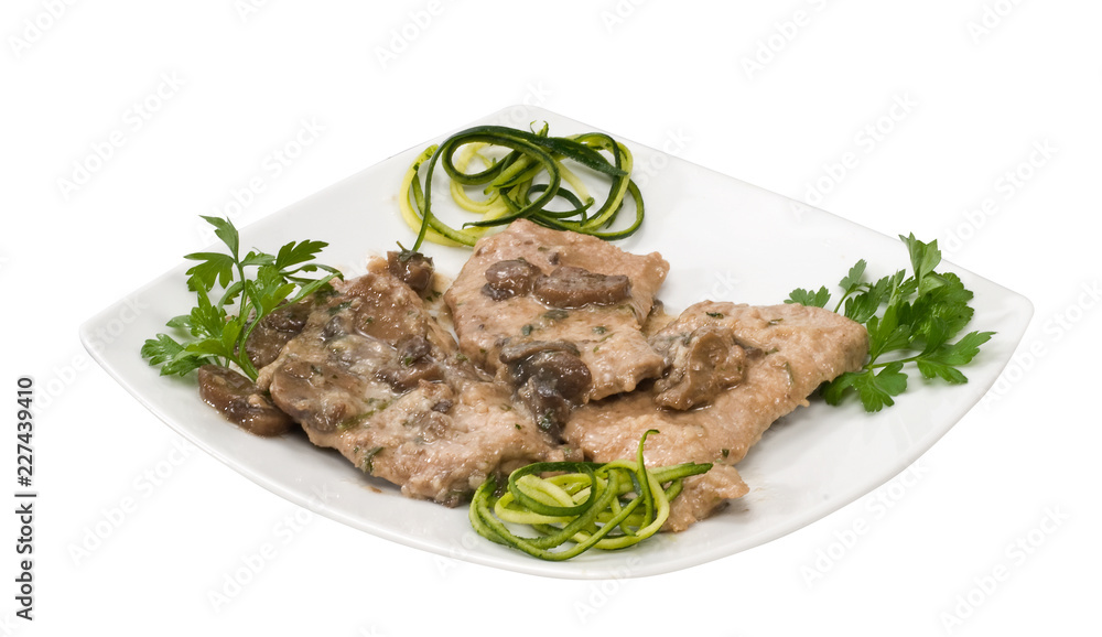 Scaloppine ai funghi su piatto bianco Scaloppine ai funghi su piatto bianco