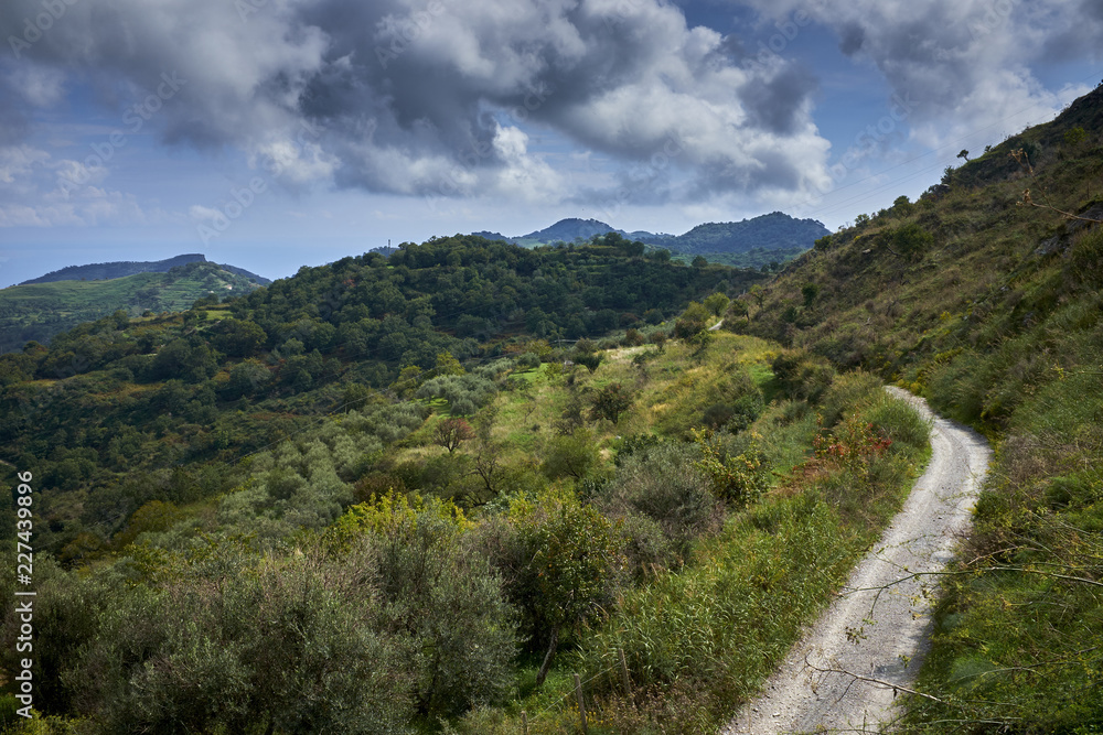 strada che percorre i Monti Peloritani in Sicilia