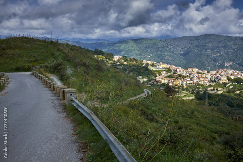 Il paese di Limina in provincia di messina e sullo sfondo il Mar ionio con i Monti Peloritani