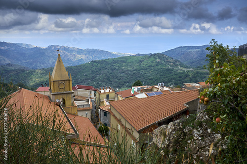 chiesa di Roccafiotita in Provincia di Messina e sullo sfondo il Mar Ionio