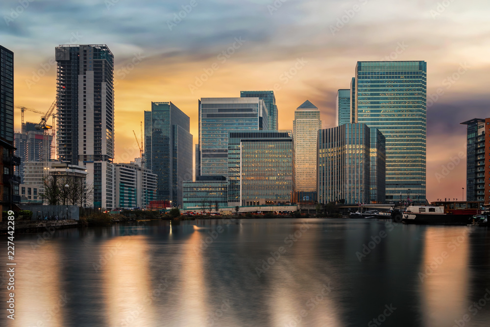 Die modernen Wolkenkratzer der Skyline von Canary Wharf in London bei Sonnenuntergang
