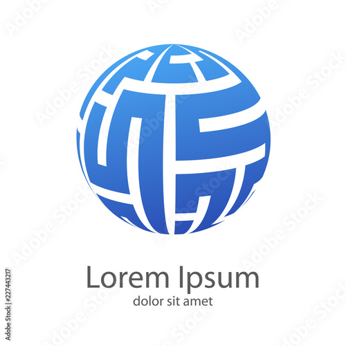 Logotipo laberinto en espacio negativo en esfera en azul