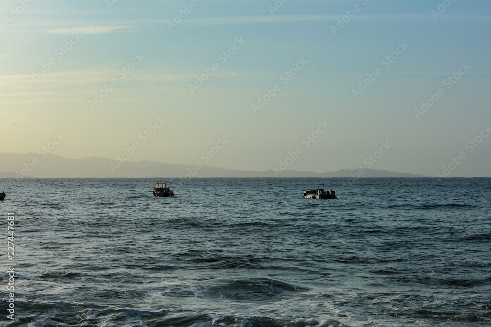Boote im Sonnenuntergang an der Küste vor Korsika 