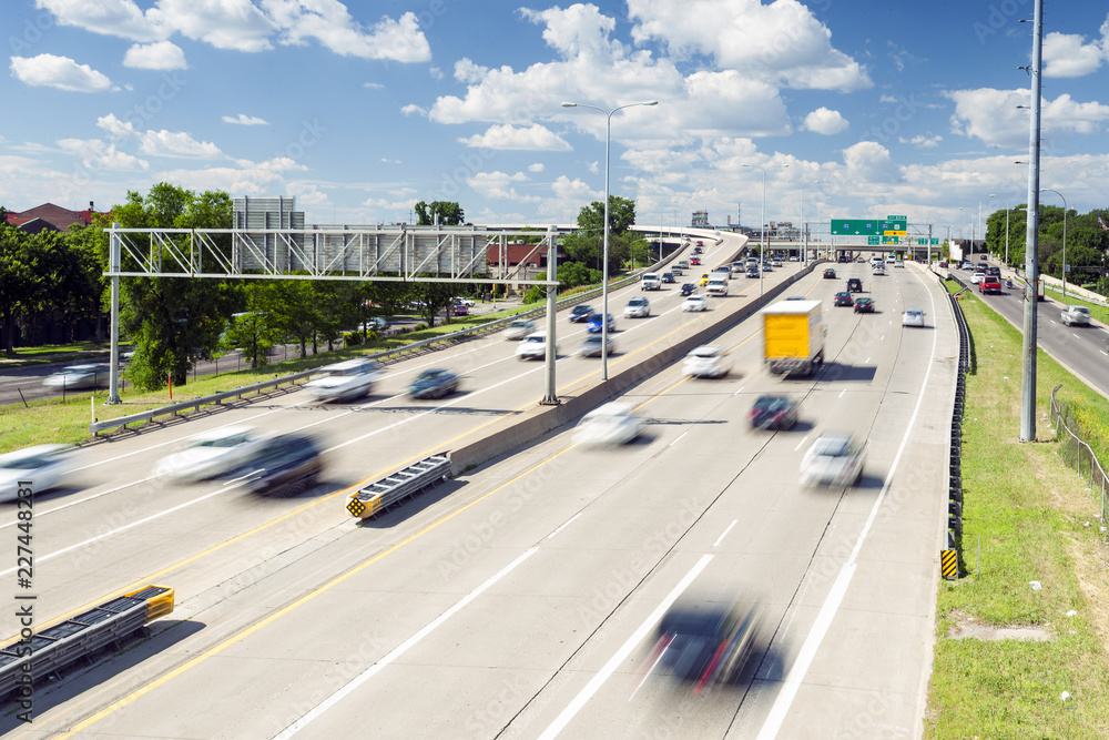 Fototapeta premium Umiarkowany ruch na autostradzie w USA