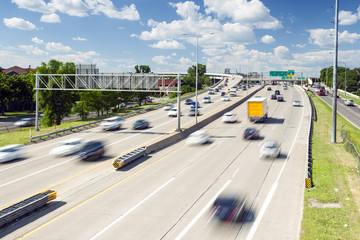 Fotobehang Snelle auto Amerikaanse snelweg met dagverkeer  © eunikas