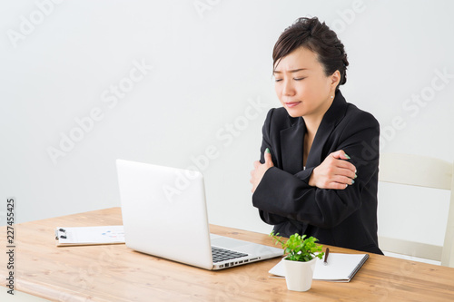 Foto 寒がる女性