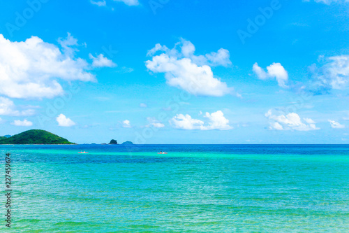 Fototapeta Naklejka Na Ścianę i Meble -  Close up of boat in sea with blue sky and white cloud in thailand