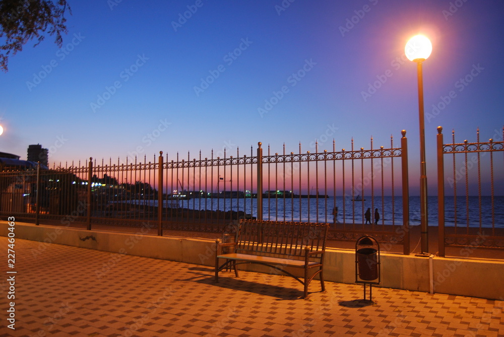 Naklejka premium lantern on the waterfront at night