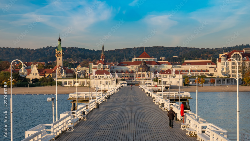 Obraz premium Sopockie molo i piękny widok na miasto / panoramę Sopotu. Niesamowity wschód słońca.