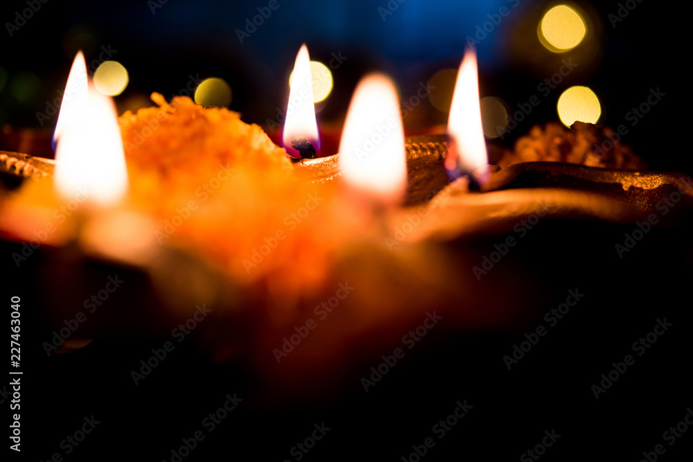 Fototapeta premium Piękne diwali diyas w nocy z kwiatami, seriami oświetlenia i prezentami, nastrojowe tło
