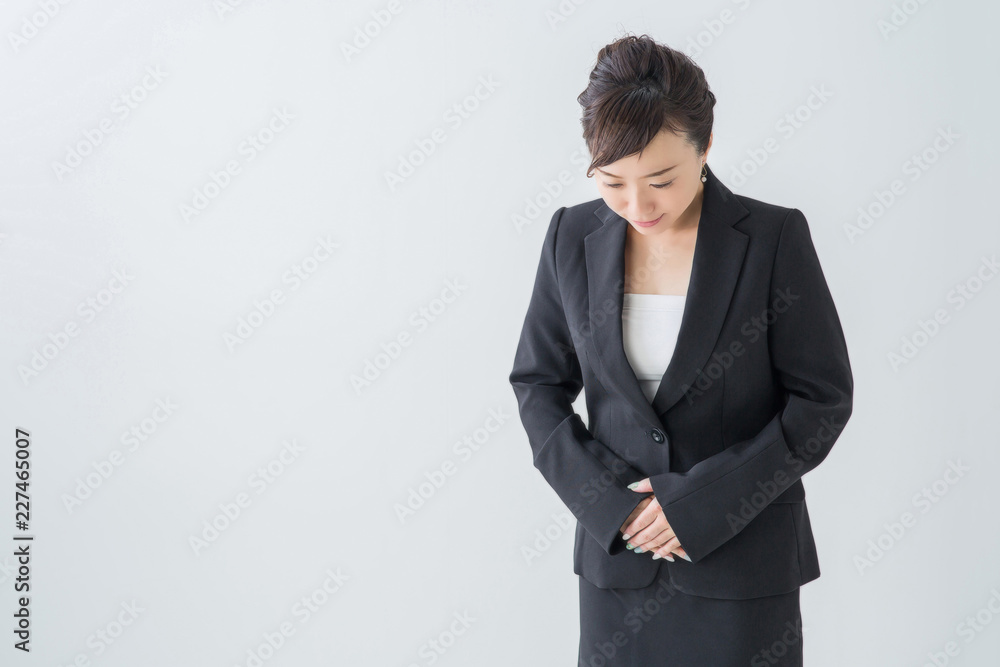 お辞儀する女性 お辞儀する女性