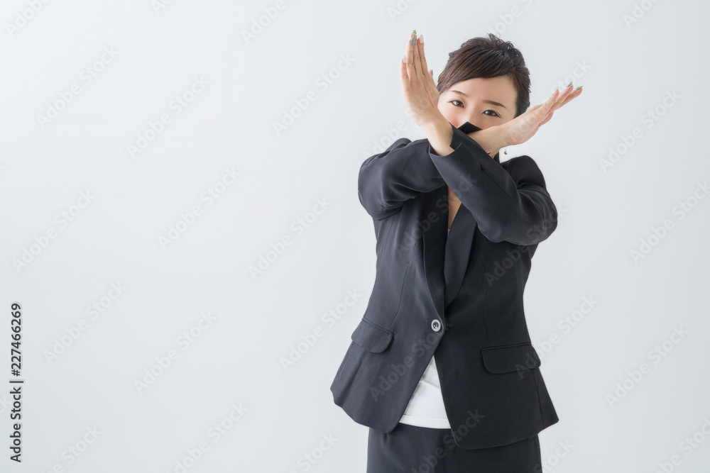 バツポーズする女性