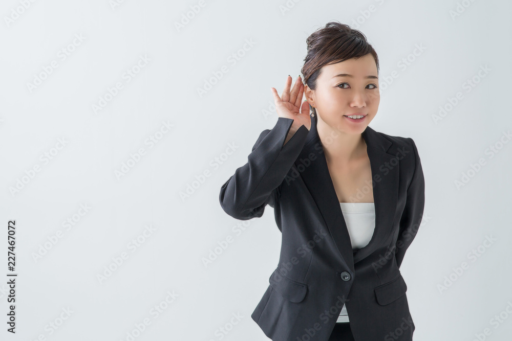 なにかを聞く女性(笑顔) なにかを聞く女性(笑顔)