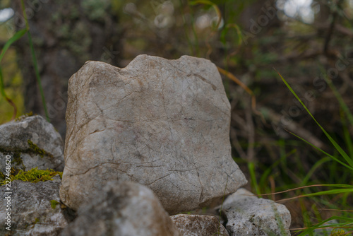 Felsen zur Beschriftung, natürlicher Wegweiser ohne Aufschrift
