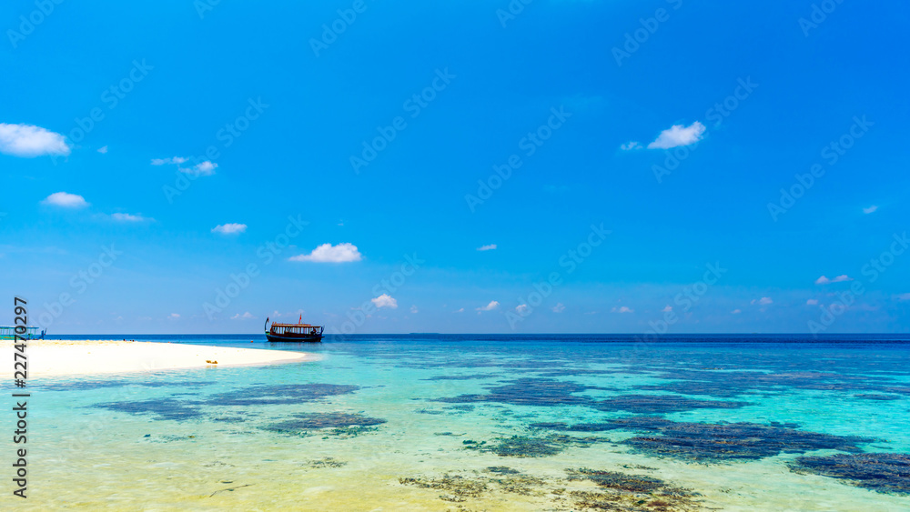 Obraz premium Maldives paradise sandy beach, Hangnaameedhoo, Maledives. Copy space for text.