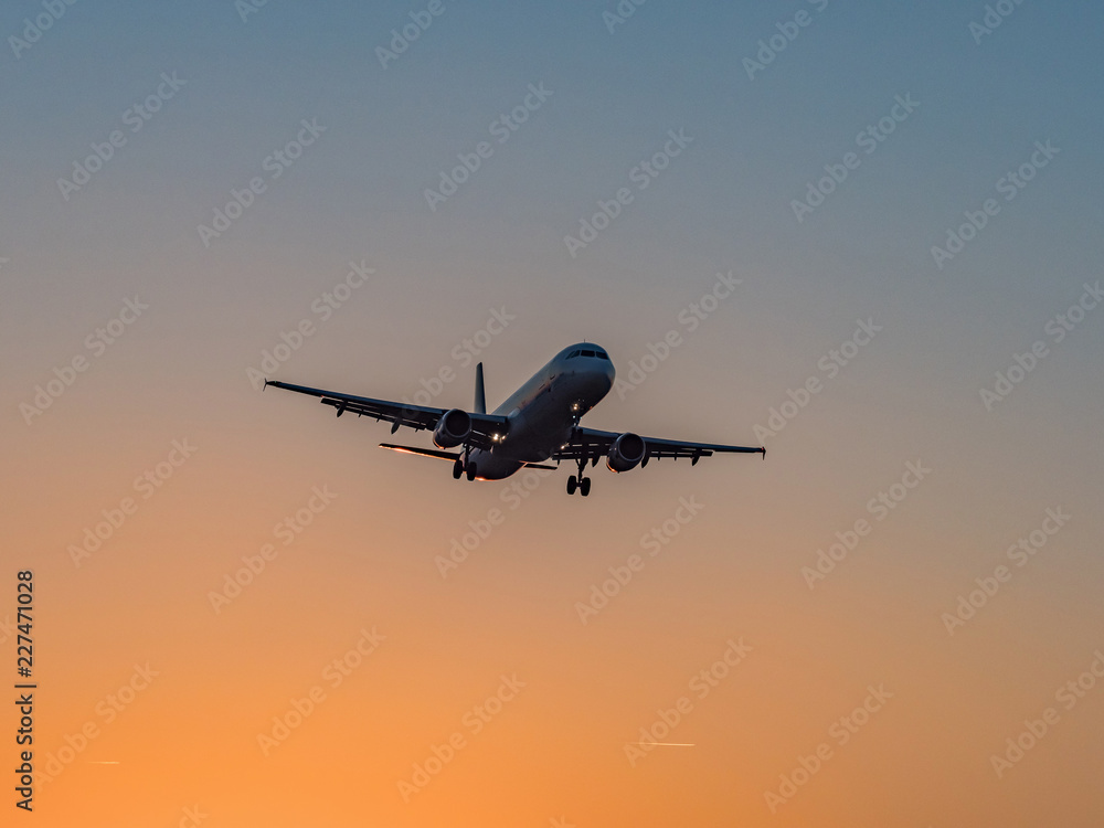 The airliner approaches the evening.