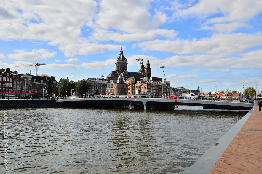 Panorama Amsterdamu widziana z bulwaru nad Ij.