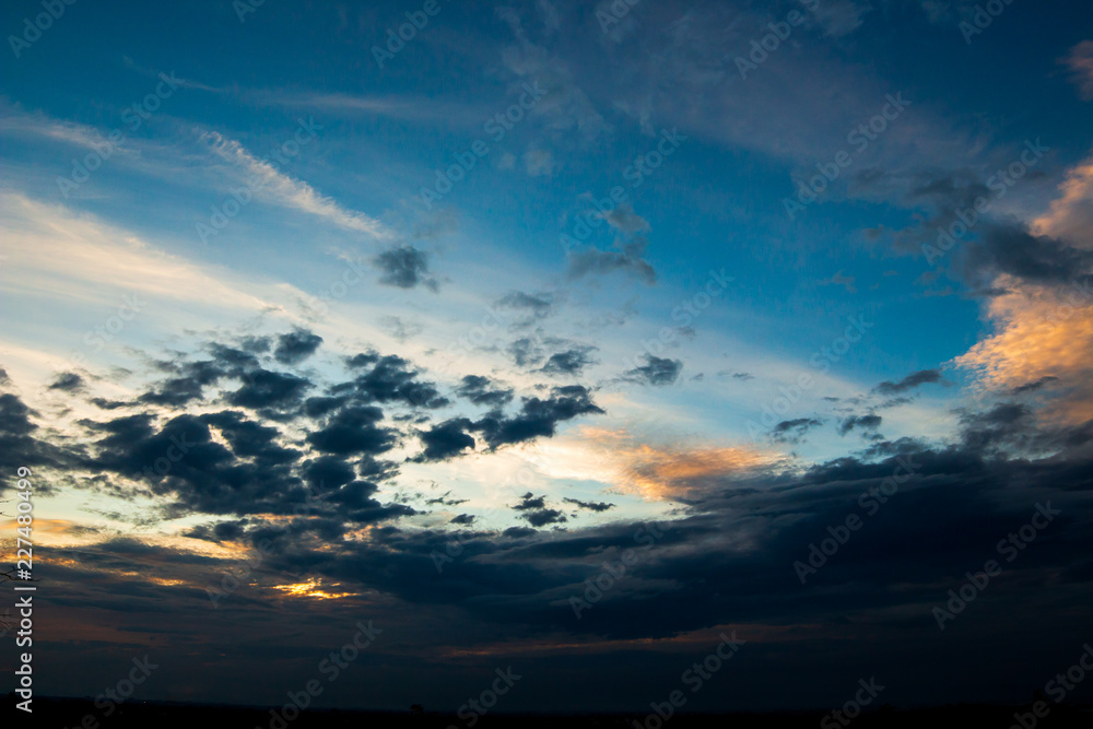 Obraz premium colorful dramatic sky with cloud at sunset.