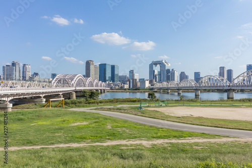 淀川右岸の河川敷から見た対岸の梅田ビル群と淀川と十三大橋