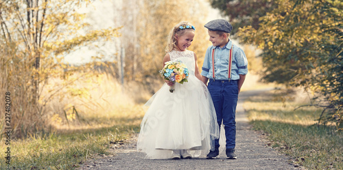 zwei kleine Kinder als Brautkinder bei der Hochzeit photo