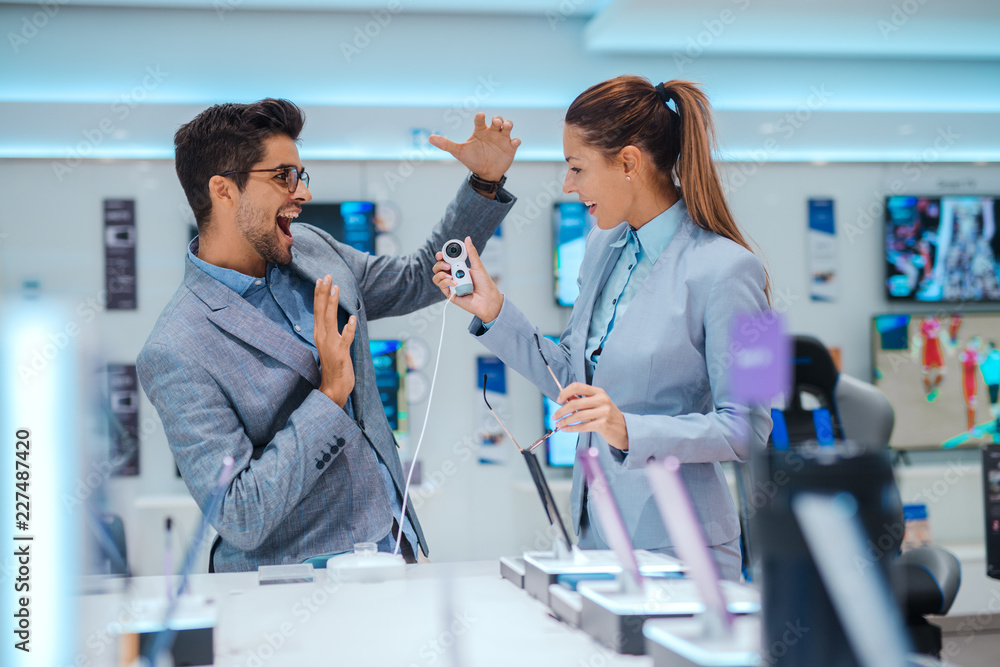 Obraz premium Business couple at tech store shopping. Looking for a new 360 camera.