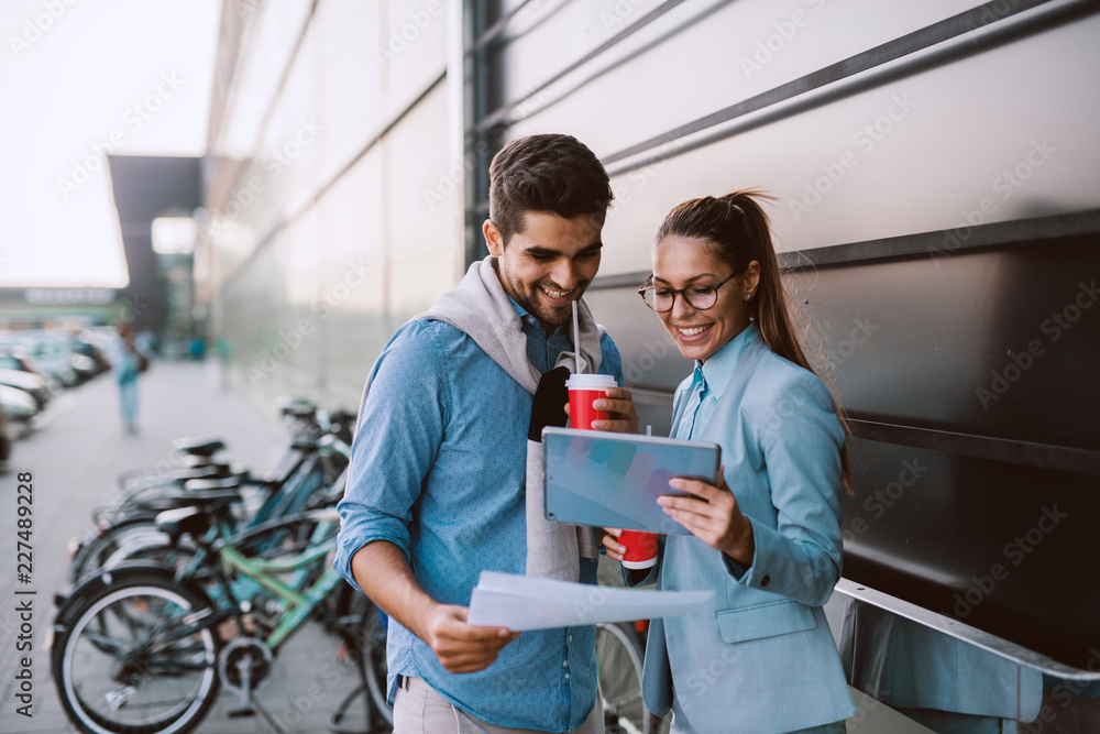 Obraz premium Business couple at coffee break outside. Casual business. Business on the go.