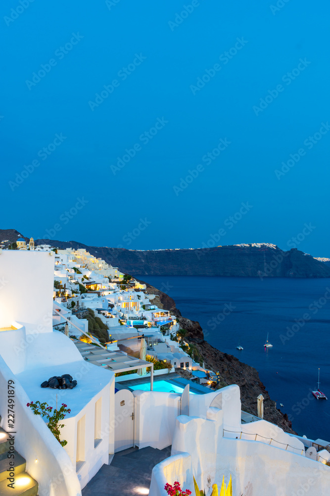 Obraz premium Santorini, Greece. Picturesque view of traditional cycladic Santorini houses on cliff