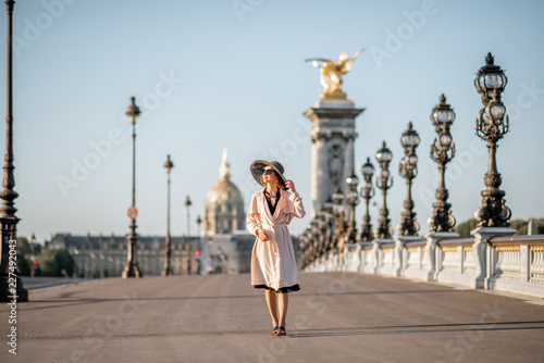 Canvas Print View on the famous Alexandre bridge with beautiful woman walking during the morn
