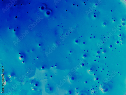 Uma superfície azul com buracos