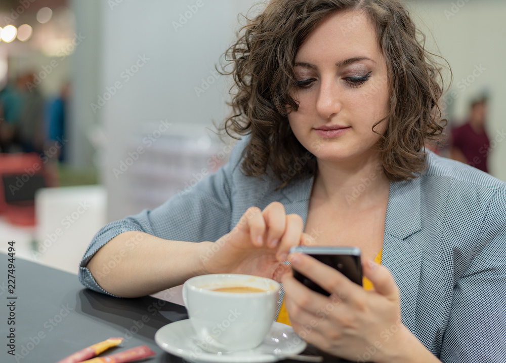 Junge Frau mit Mobiltelefon Junge Frau mit Mobiltelefon