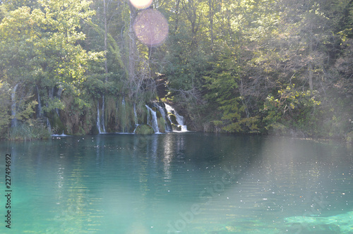 Sonnenstrahlen über den Wasserfall