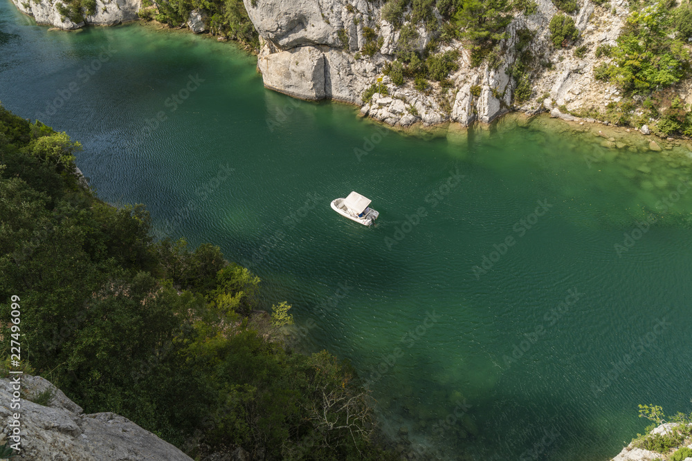 Fototapeta premium Elektroboot auf dem Verdon im Grand Canyon du Verdon