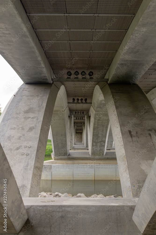 Obraz premium Under a bridge