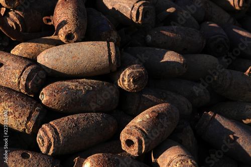 폭탄들이 쌓여있는 무덤