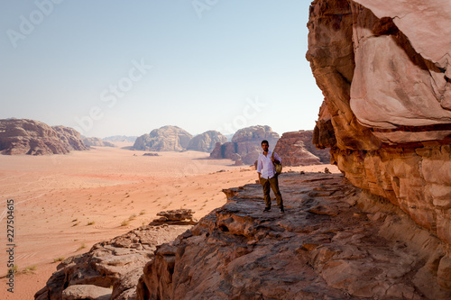 Touriste homme dans le désert en Jordanie Sable rochers