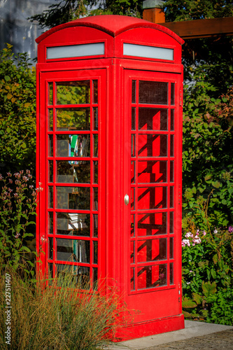 Rote Englische Telefonzelle als Bücherregal