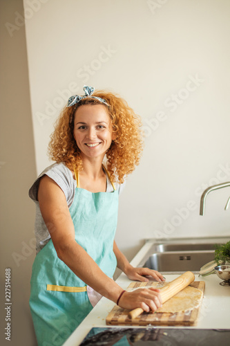 Billede på lærred Making surprise for her beloved family