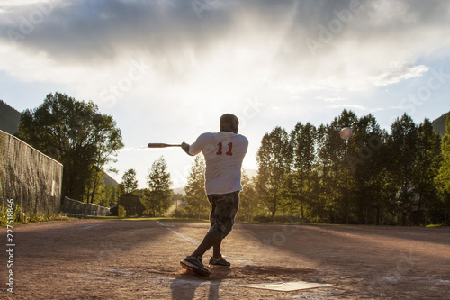 Canvas Print Sportsman playing baseball at field during sunset