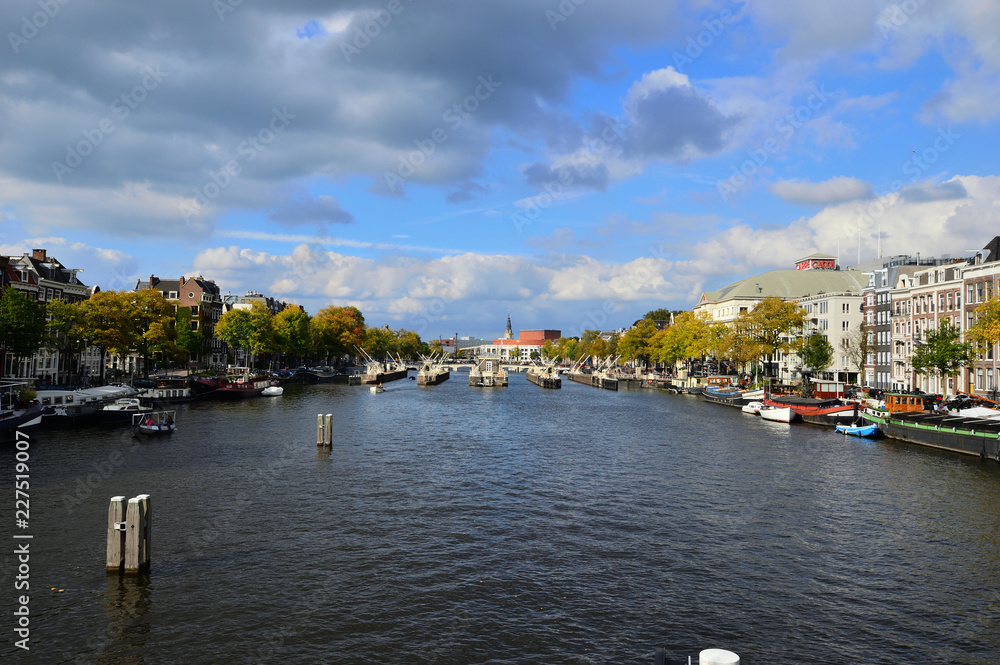 Domy i budynki nad rzeką Amstel w Amsterdamie.