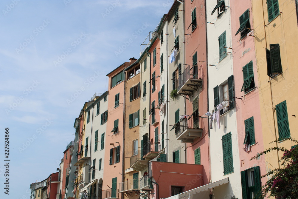 Facciate borgo marino mediterraneo con balconi e panni stesi