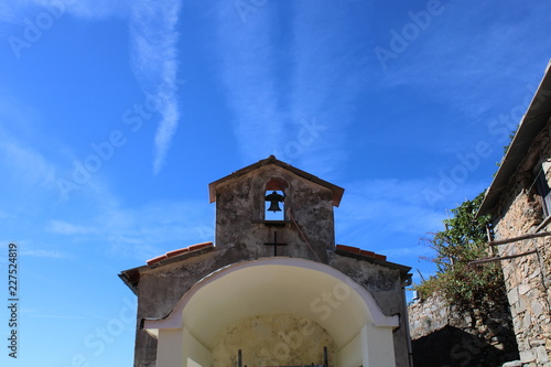 Cappella rurale con campana e cielo azzurro photo