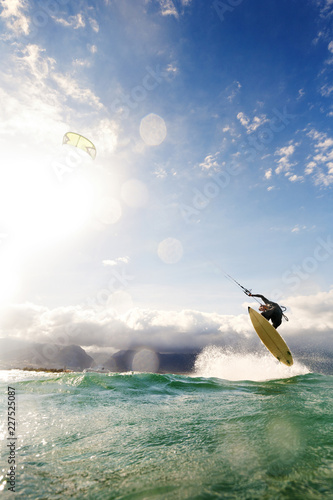 Fotografie Man kiteboarding at sea, Maui, Hawaii, USA